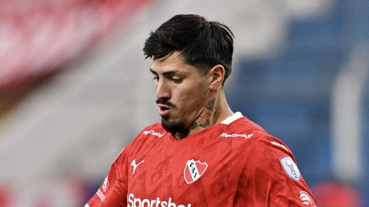 Alvo do Atlético fica no banco e só entra nos acréscimos em jogo do Argentino