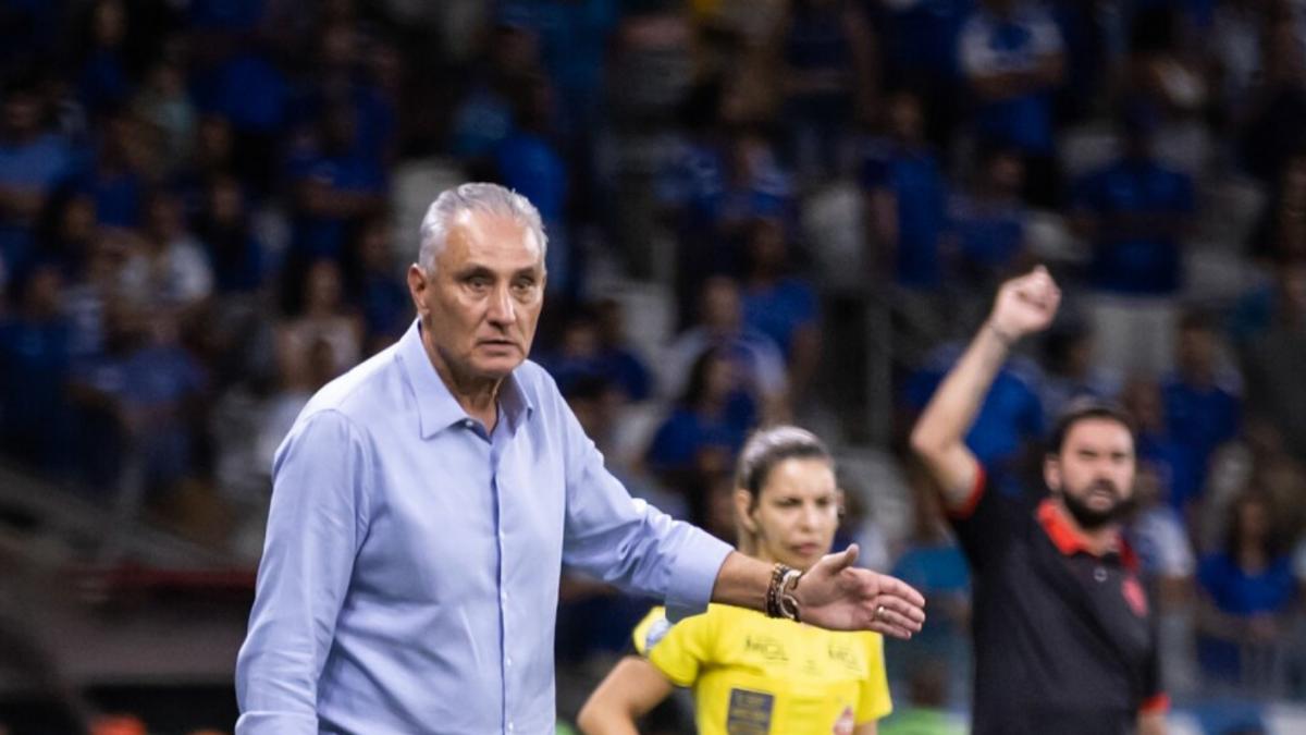 Mesmo invicto há seis jogos, Tite ainda enfrenta desconfiança da torcida do Cruzeiro